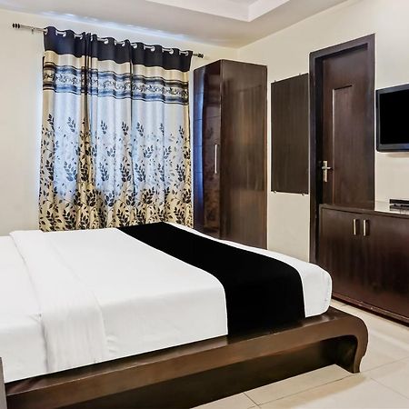 Capital O Hotel Jeyan Inn Near Gurudwara Shri Bangla Sahib Delhi Zewnętrze zdjęcie