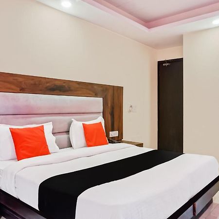 Capital O Hotel Jeyan Inn Near Gurudwara Shri Bangla Sahib Delhi Zewnętrze zdjęcie