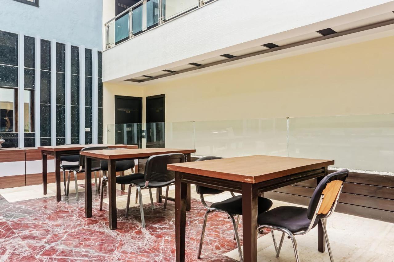 Capital O Hotel Jeyan Inn Near Gurudwara Shri Bangla Sahib Delhi Zewnętrze zdjęcie