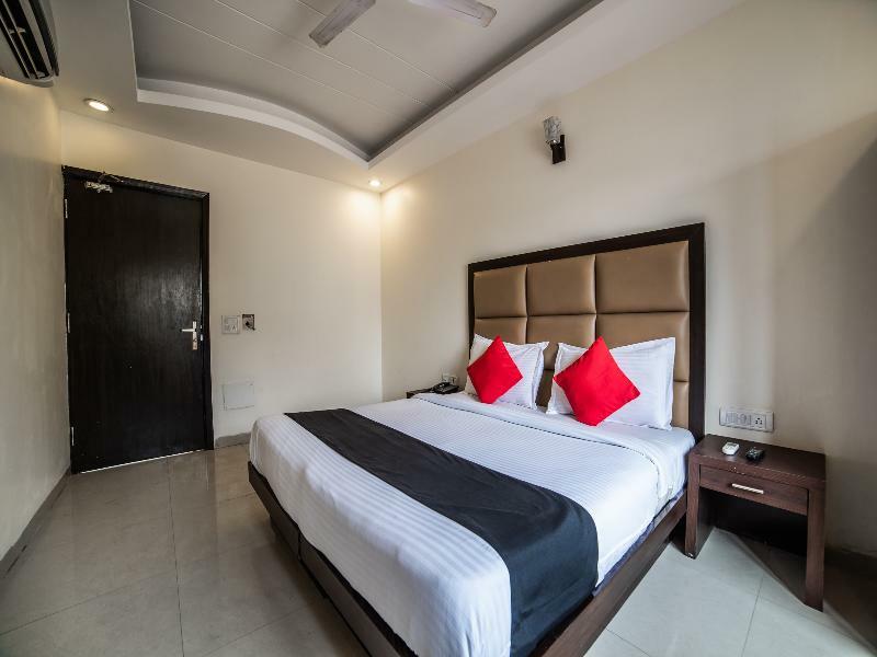 Capital O Hotel Jeyan Inn Near Gurudwara Shri Bangla Sahib Delhi Zewnętrze zdjęcie