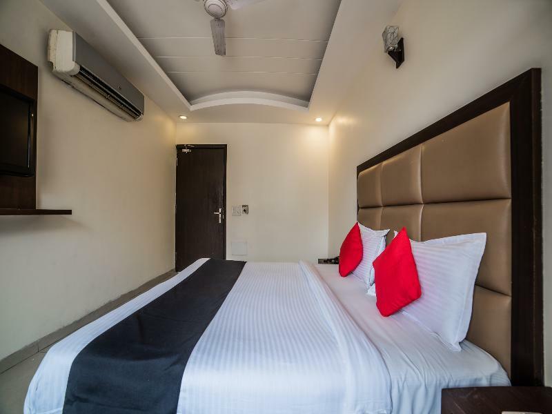 Capital O Hotel Jeyan Inn Near Gurudwara Shri Bangla Sahib Delhi Zewnętrze zdjęcie